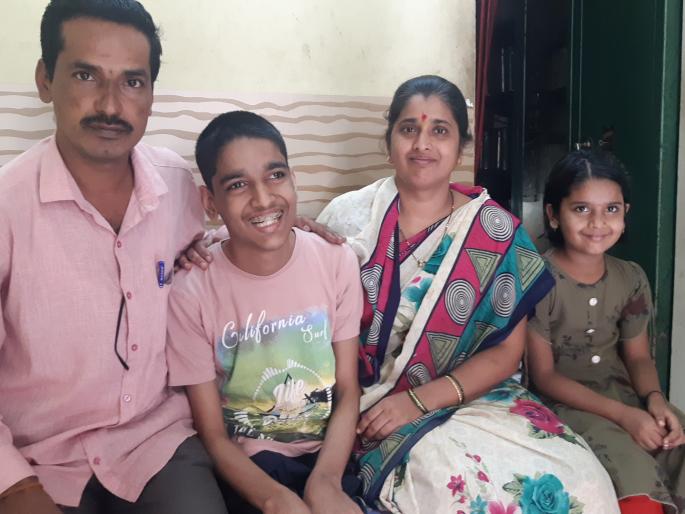 Bharari, who has been bedridden since birth, 80 percent marks in 10th | जन्मापासून अंथरुणावर खिळून असलेल्या प्रथमेशची भरारी, दहावीत ८० टक्के गुण Bharari, who has been bedridden since birth, 80 percent marks in 10th | जन्मापासून अंथरुणावर खिळून असलेल्या प्रथमेशची भरारी, दहावीत ८० टक्के गुण