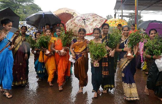 Women's riots in Gaurai's Haldi-Kunku program | गौराईच्या हळदी-कुंकू कार्यक्रमात महिला दंग Women's riots in Gaurai's Haldi-Kunku program | गौराईच्या हळदी-कुंकू कार्यक्रमात महिला दंग