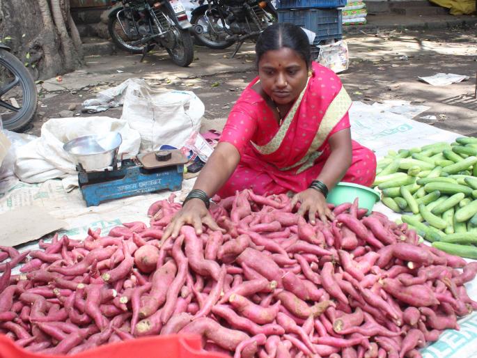 Walnuts, dates, fruits will be traded in the market | रताळे, खजूर, फळांची बाजारात रेलचेल Walnuts, dates, fruits will be traded in the market | रताळे, खजूर, फळांची बाजारात रेलचेल