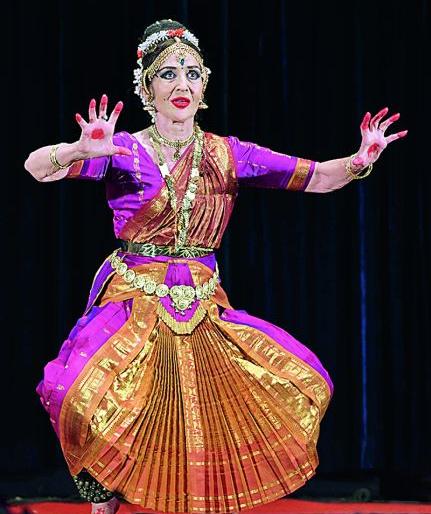 Bharatnatyam presented by Anne Chemotti of France in Nagpur | फ्रान्सच्या अ‍ॅनिक चेमोट्टी यांनी नागपुरात सादर केले भरतनाट्यम