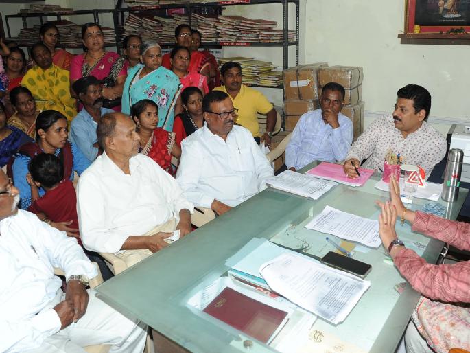 Provide food grains, gas, kerosene declared to flood victims | पूरग्रस्तांना घोषित केलेले धान्य, गॅस, रॉकेल द्या Provide food grains, gas, kerosene declared to flood victims | पूरग्रस्तांना घोषित केलेले धान्य, गॅस, रॉकेल द्या