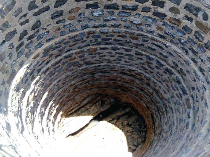 Due to the scarcity of five ponds, water planning is costly, it is difficult to find out the problem | पाच पाड्यांवर टंचाईचे संकट, पाणीयोजना खर्चिक असल्याने प्रश्न सुटणे कठीण Due to the scarcity of five ponds, water planning is costly, it is difficult to find out the problem | पाच पाड्यांवर टंचाईचे संकट, पाणीयोजना खर्चिक असल्याने प्रश्न सुटणे कठीण