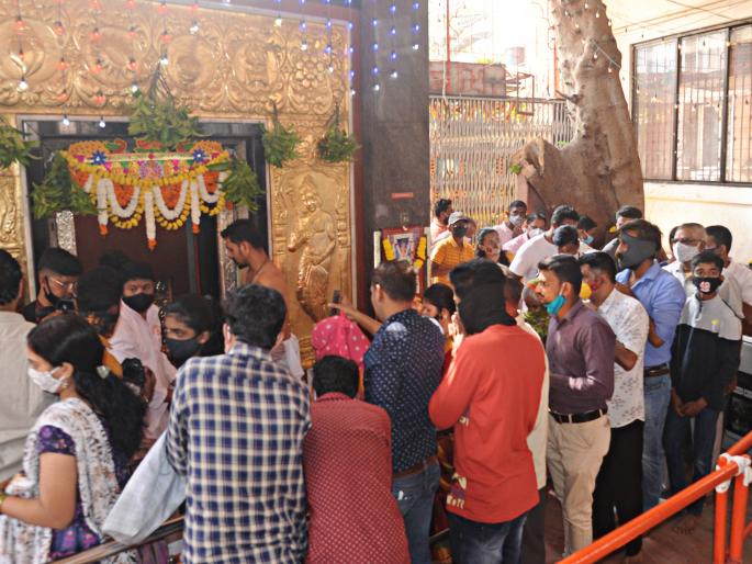 Religious programs autopsy; Darshanranga of devotees | धार्मिक कार्यक्रम आटोपशीर; भाविकांच्या दर्शनरांगा Religious programs autopsy; Darshanranga of devotees | धार्मिक कार्यक्रम आटोपशीर; भाविकांच्या दर्शनरांगा