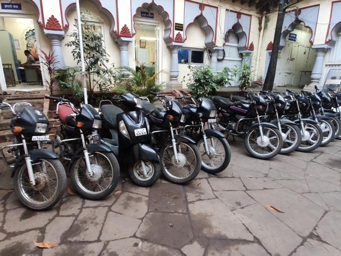 Action against 525 unregistered vehicles | विनानंबर, नियमबाह्य ५२५ वाहनांवर कारवाईचा बडगा Action against 525 unregistered vehicles | विनानंबर, नियमबाह्य ५२५ वाहनांवर कारवाईचा बडगा