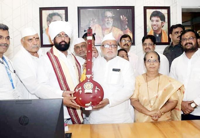 Government worship of Vitthal at the hands of Chief Minister Eknath Shinde; Invitation given by the temple committee | मुख्यमंत्री एकनाथ शिंदेंच्या हस्ते विठ्ठलाची शासकीय पूजा; मंदिर समितीने दिले निमंत्रण Government worship of Vitthal at the hands of Chief Minister Eknath Shinde; Invitation given by the temple committee | मुख्यमंत्री एकनाथ शिंदेंच्या हस्ते विठ्ठलाची शासकीय पूजा; मंदिर समितीने दिले निमंत्रण