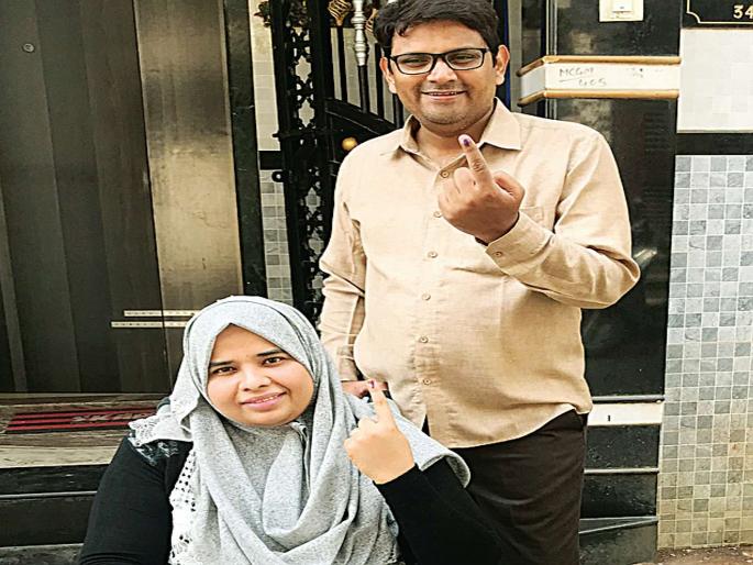 Who supports the basis? By defeating many problems, 'She' reached the polling center | कुणी आधार देतं का आधार? अनेक अडचणींवर मात करत 'तिने' गाठलं मतदान केंद्र Who supports the basis? By defeating many problems, 'She' reached the polling center | कुणी आधार देतं का आधार? अनेक अडचणींवर मात करत 'तिने' गाठलं मतदान केंद्र