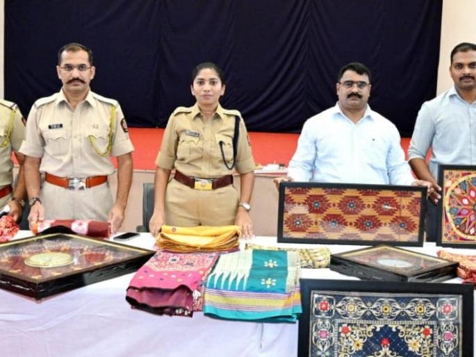 Exhibition of Banjara Handicrafts in Solapur; Know the date, time and place | सोलापुरात बंजारा हस्तकलेच्या वस्तूंंचे प्रदर्शन; जाणून घ्या तारीख, वेळ अन् ठिकाण  Exhibition of Banjara Handicrafts in Solapur; Know the date, time and place | सोलापुरात बंजारा हस्तकलेच्या वस्तूंंचे प्रदर्शन; जाणून घ्या तारीख, वेळ अन् ठिकाण