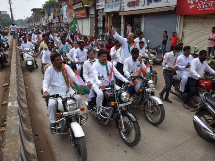 No response to "Bharat Bandh" in Akola, rally led by Patel! | अकोल्यात ‘‘भारत बंद’ला प्रतिसादच नाही, पटाेलेंच्या नेतृत्वात रॅली! No response to "Bharat Bandh" in Akola, rally led by Patel! | अकोल्यात ‘‘भारत बंद’ला प्रतिसादच नाही, पटाेलेंच्या नेतृत्वात रॅली!