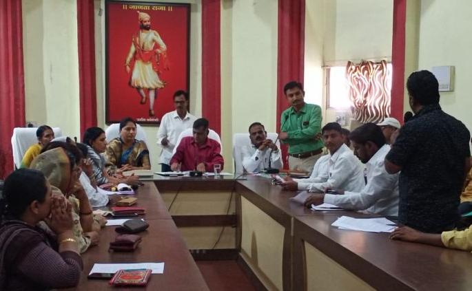 The last meeting of the Speaker was controversial; Shiv sena throws chairs | सभापतींची शेवटची सभा ठरली वादग्रस्त; सेनेकडून खुर्च्यांची फेकफाक  The last meeting of the Speaker was controversial; Shiv sena throws chairs | सभापतींची शेवटची सभा ठरली वादग्रस्त; सेनेकडून खुर्च्यांची फेकफाक