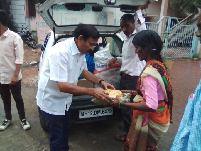 Diwali for the deprived of the trash; The needy felt neat and clothed | रद्दी संकलनातून केली वंचितांची दिवाळी; गरजूंना वाटले फराळ अन् वस्त्र Diwali for the deprived of the trash; The needy felt neat and clothed | रद्दी संकलनातून केली वंचितांची दिवाळी; गरजूंना वाटले फराळ अन् वस्त्र