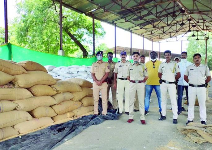 30 lakh illegal grain stocks seized from Murtijapur godown | मूर्तिजापुरातील गोदामातून ३० लाखांचा अवैध धान्य साठा जप्त! 30 lakh illegal grain stocks seized from Murtijapur godown | मूर्तिजापुरातील गोदामातून ३० लाखांचा अवैध धान्य साठा जप्त!