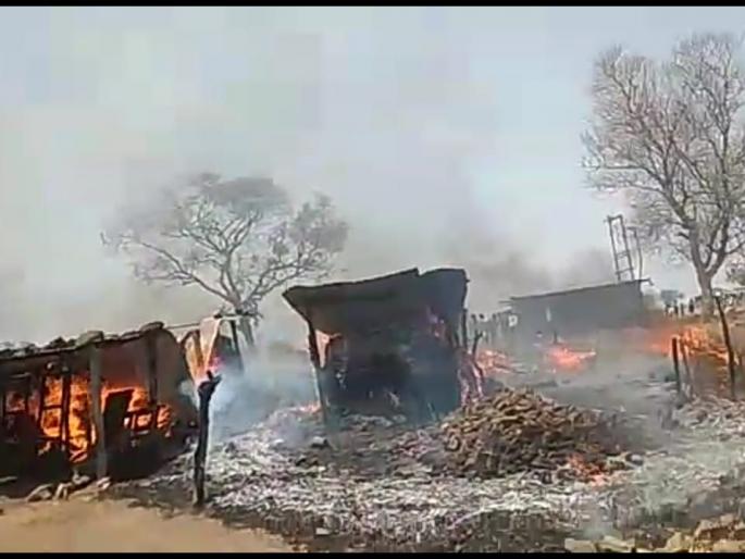 Two khalis fire in Rannai in Amalner taluka, causing fire to six lacs | अमळनेर तालुक्यात रणाईचे येथे दोन खळ््यांना आग लागून सहा लाखाचे नुकसान Two khalis fire in Rannai in Amalner taluka, causing fire to six lacs | अमळनेर तालुक्यात रणाईचे येथे दोन खळ््यांना आग लागून सहा लाखाचे नुकसान