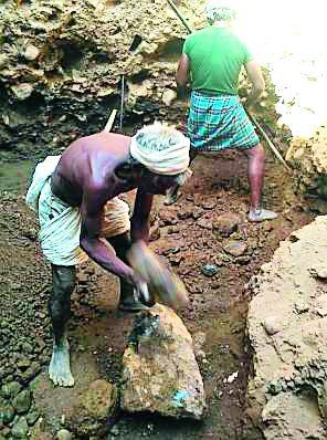 At the foot of Satpuda, they search the 'to' springs | सातपुड्याच्या पायथ्याशी ‘ते’ शोधतात झरे