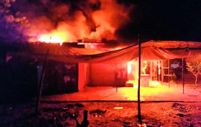 Heavy flames for the shops that hold | धारणीत दुकानांना भीषण आग