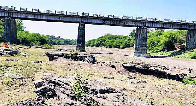 Purna river of Chandur Bazaar taluka dried | पूर्णा नदीचे पात्र कोरडेठण्ण चांदूरबाजार तालुक्यात धग
