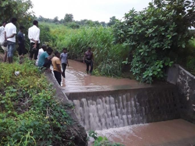 Cloudburst like rain in Shahapur of Amravati; The woman was carried away in the flood | अमरावतीच्या शहापुरात ढगफुटीसदृश पाऊस; पुरात गेली महिला वाहून Cloudburst like rain in Shahapur of Amravati; The woman was carried away in the flood | अमरावतीच्या शहापुरात ढगफुटीसदृश पाऊस; पुरात गेली महिला वाहून