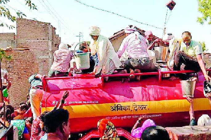 Severe water shortage at Thilori | थिलोरी येथे भीषण पाणीटंचाई Severe water shortage at Thilori | थिलोरी येथे भीषण पाणीटंचाई