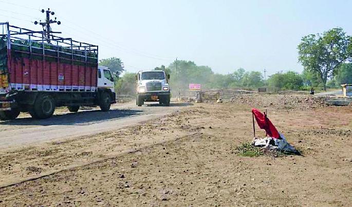 Backward-stray road fatal | परतवाडा-अकोट रस्ता जीवघेणा Backward-stray road fatal | परतवाडा-अकोट रस्ता जीवघेणा