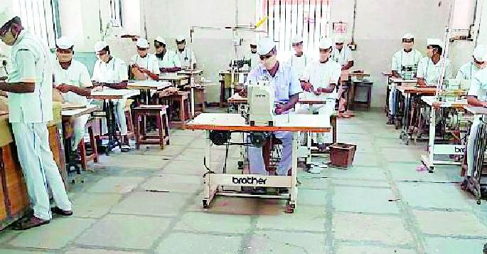 Production of 50 thousand masks in the prison | कारागृहात ५० हजार मास्कची निर्मिती Production of 50 thousand masks in the prison | कारागृहात ५० हजार मास्कची निर्मिती