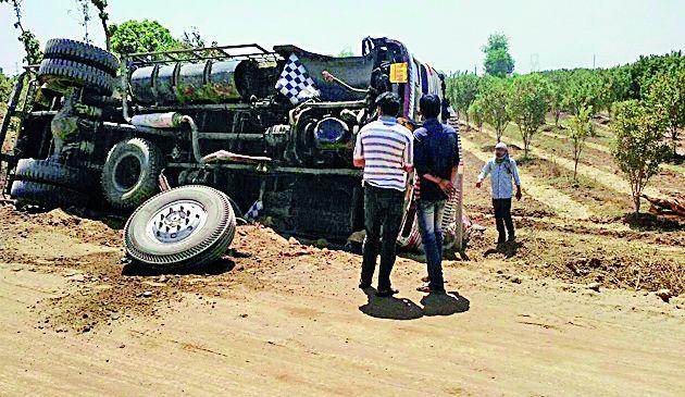 Security arrays in the construction of National Highway | राष्ट्रीय महामार्गाच्या बांधकामात सुरक्षा ऐरणीवर Security arrays in the construction of National Highway | राष्ट्रीय महामार्गाच्या बांधकामात सुरक्षा ऐरणीवर