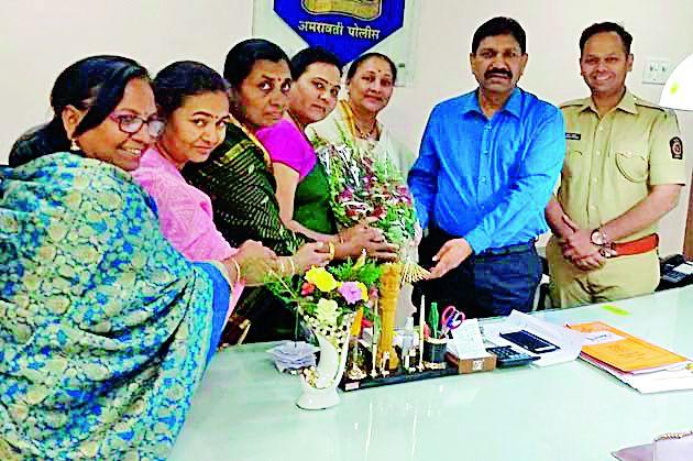 Congratulations to Police Commissioner by Jijau Brigade | जिजाऊ ब्रिगेडद्वारा पोलीस आयुक्तांचे अभिनंदन Congratulations to Police Commissioner by Jijau Brigade | जिजाऊ ब्रिगेडद्वारा पोलीस आयुक्तांचे अभिनंदन