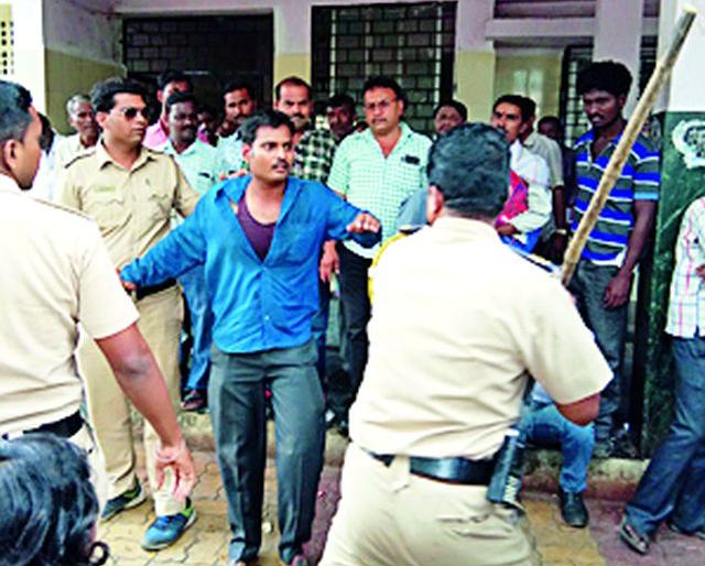 In Irwin, the youth was arrested with a sword | इर्विनमध्ये तरुणास तलवारीसह अटक In Irwin, the youth was arrested with a sword | इर्विनमध्ये तरुणास तलवारीसह अटक