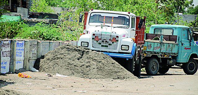 Sandy continuation in government land | शासकीय जागेवर वाळूसाठा कायम