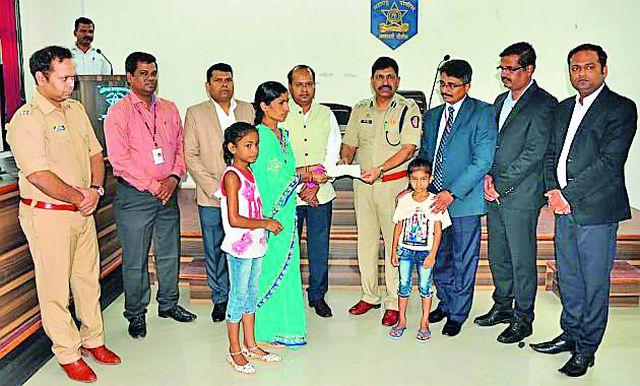 30 lakhs to the family of the accidental death policemen | अपघाती मृत्यू झालेल्या पोलिसाच्या कुटुंबाला ३० लाख 30 lakhs to the family of the accidental death policemen | अपघाती मृत्यू झालेल्या पोलिसाच्या कुटुंबाला ३० लाख