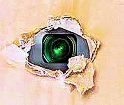Suspected of photographing women in the bathroom; 'Roomboy' arrested | महिलांची बाथरूममधील छायाचित्रे काढल्याचा संशय; ‘रूमबॉय’ला अटक