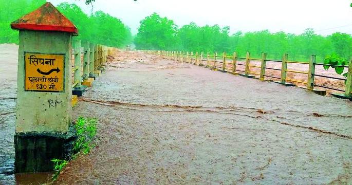 Floods of river in six talukas | सहा तालुक्यातील नदीनाल्यांना पूर Floods of river in six talukas | सहा तालुक्यातील नदीनाल्यांना पूर