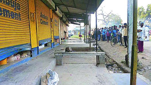 At Riddpur, eight shops, one house was destroyed at one night | रिद्धपूर येथे एकाच रात्री आठ दुकाने, एक घर फोडले At Riddpur, eight shops, one house was destroyed at one night | रिद्धपूर येथे एकाच रात्री आठ दुकाने, एक घर फोडले