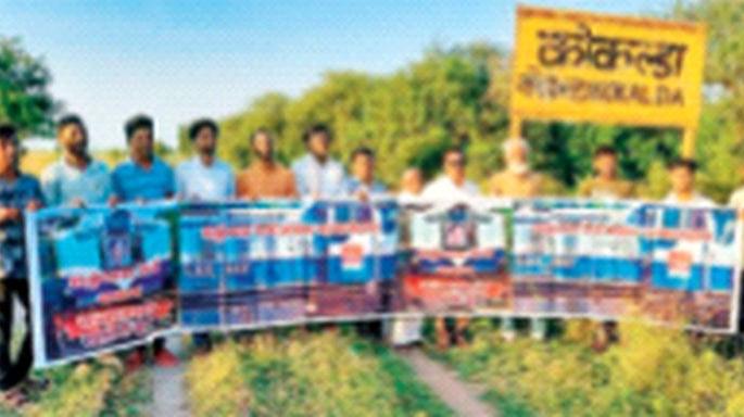 Allow one month We run the train | एक महिन्याची परवानगी द्या आम्ही रेल्वे चालवून दाखवतो