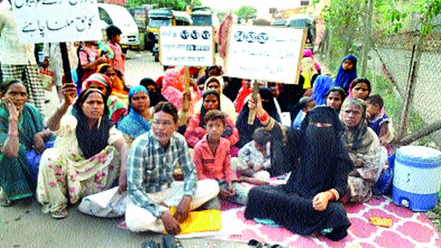 Ineligible scheme of ineligible beneficiaries | घरकुल योजनेत अपात्र लाभार्थींचे धरणे आंदोलन Ineligible scheme of ineligible beneficiaries | घरकुल योजनेत अपात्र लाभार्थींचे धरणे आंदोलन