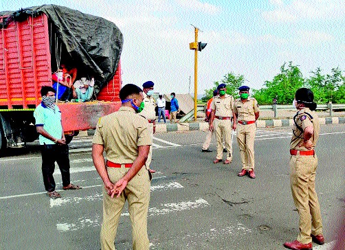Action to take if a passenger is found in a freight transport vehicle | माल वाहतूक वाहनांमध्ये प्रवासी आढळल्यास कारवाई Action to take if a passenger is found in a freight transport vehicle | माल वाहतूक वाहनांमध्ये प्रवासी आढळल्यास कारवाई