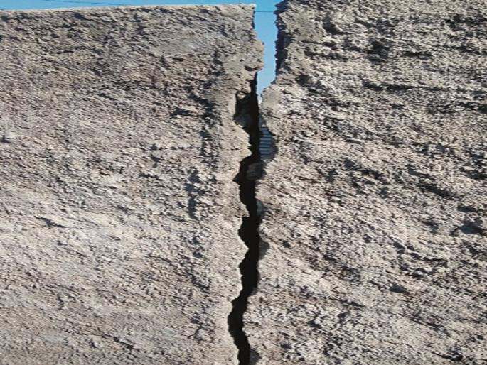 Cracks to houses due to stonecrusher | खडीक्रशरमुळे मिरकळा, तळेवाडीतील घरांना तडे Cracks to houses due to stonecrusher | खडीक्रशरमुळे मिरकळा, तळेवाडीतील घरांना तडे