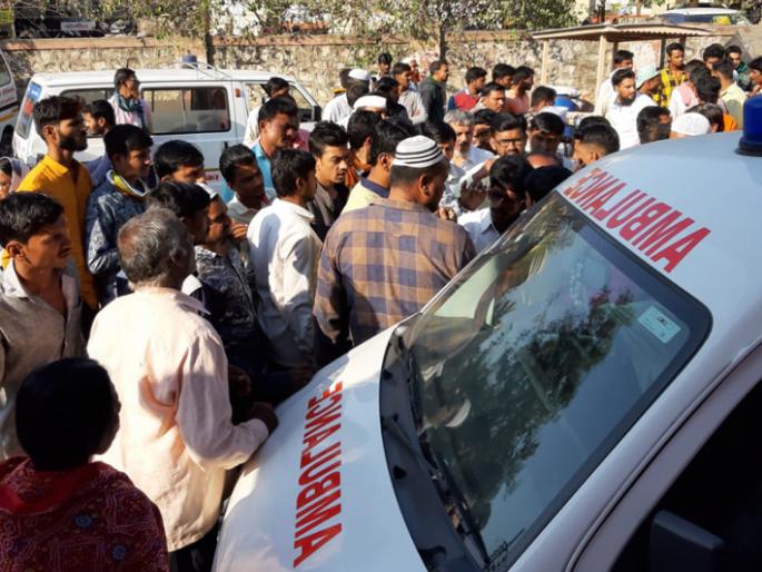 In Beed, a speeding asswife blew up two women | बीडमध्ये रूग्ण नसलेल्या भरधाव रूग्णवाहिकेने दोन महिलांना उडविले In Beed, a speeding asswife blew up two women | बीडमध्ये रूग्ण नसलेल्या भरधाव रूग्णवाहिकेने दोन महिलांना उडविले