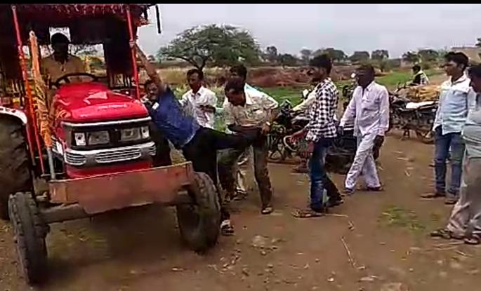 Struggling with the Sand Mafia | वाळू माफियांकडून तलाठ्यास मारहाण Struggling with the Sand Mafia | वाळू माफियांकडून तलाठ्यास मारहाण