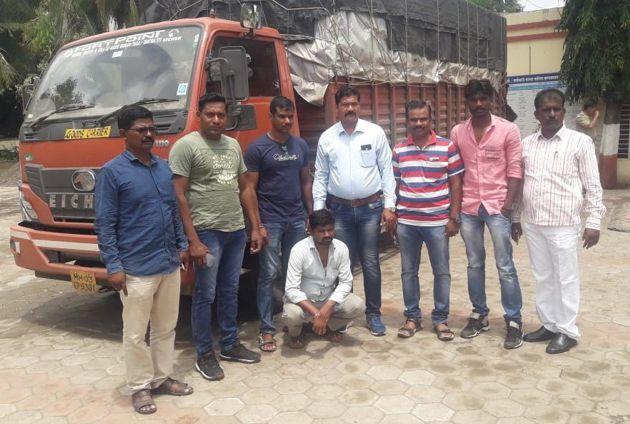 Beed district caught a gutkha of 37 lakhs | बीड जिल्ह्यात ३७ लाखांचा गुटखा पकडला