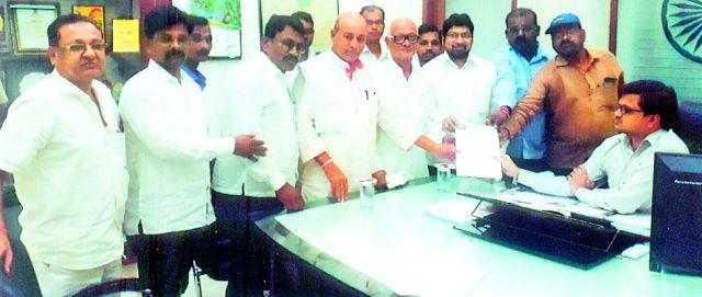 Submit an FIR to a company not paying the sum assured | पीक विम्याची रक्कम न देणाऱ्या कंपनीवर गुन्हा दाखल करा Submit an FIR to a company not paying the sum assured | पीक विम्याची रक्कम न देणाऱ्या कंपनीवर गुन्हा दाखल करा