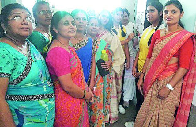 Sanitary machine planted in school and college | शाळा-महाविद्यालयात लावली सॅनिटरी मशीन Sanitary machine planted in school and college | शाळा-महाविद्यालयात लावली सॅनिटरी मशीन