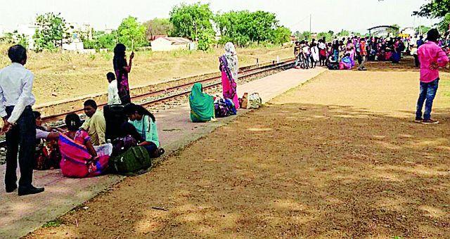 Tumsar Town becomes the railway station only 'passenger stop' | तुमसर टाऊन रेल्वे स्थानक बनला केवळ ‘पॅसेंजर थांबा’ Tumsar Town becomes the railway station only 'passenger stop' | तुमसर टाऊन रेल्वे स्थानक बनला केवळ ‘पॅसेंजर थांबा’