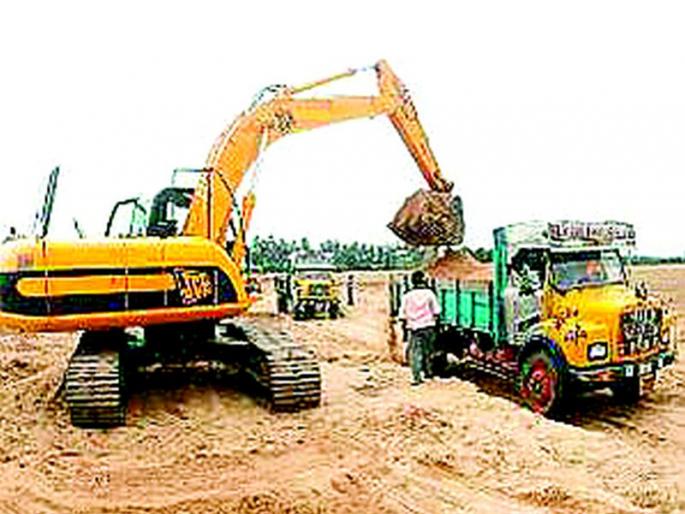 Illegal outburst of sand from Madgi Ghat | माडगी घाटातून रेतीचा अवैध उपसा Illegal outburst of sand from Madgi Ghat | माडगी घाटातून रेतीचा अवैध उपसा
