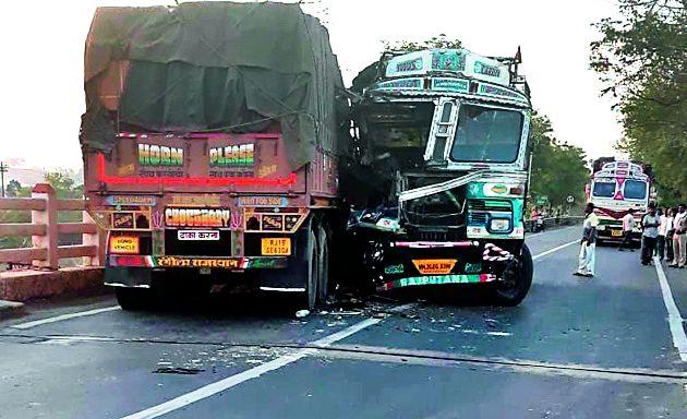 The traffic on the National Highway jammed for four hours | राष्ट्रीय महामार्गावरील वाहतूक चार तास ठप्प The traffic on the National Highway jammed for four hours | राष्ट्रीय महामार्गावरील वाहतूक चार तास ठप्प