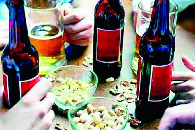 If you drink alcohol on the dhaba, you will fall off the shackles; Millions of fines to the driver! | ढाब्यावर दारू प्याल तर पडतील बेड्या; चालकाला लाखोंचा दंड ! If you drink alcohol on the dhaba, you will fall off the shackles; Millions of fines to the driver! | ढाब्यावर दारू प्याल तर पडतील बेड्या; चालकाला लाखोंचा दंड !