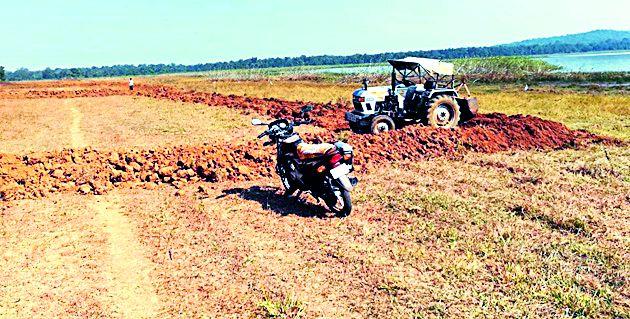 Encroachment on 25 acres of pond | तलावाच्या २५ एकर जमिनीवर अतिक्रमण Encroachment on 25 acres of pond | तलावाच्या २५ एकर जमिनीवर अतिक्रमण