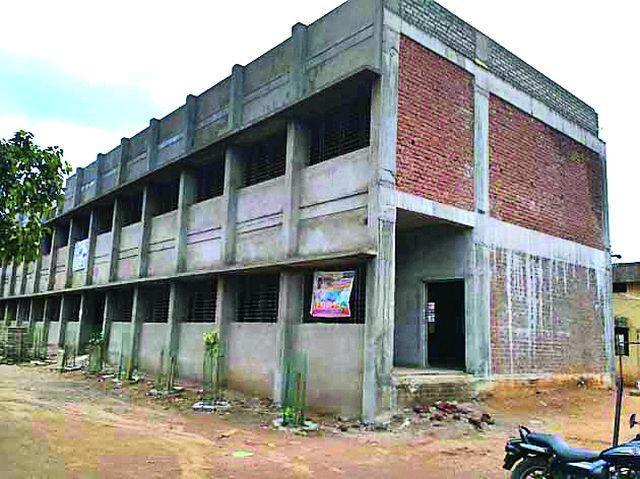 The ignorance of Public Works Department to school buildings | शाळा इमारतींकडे सार्वजनिक बांधकाम विभागाचे दुर्लक्ष The ignorance of Public Works Department to school buildings | शाळा इमारतींकडे सार्वजनिक बांधकाम विभागाचे दुर्लक्ष