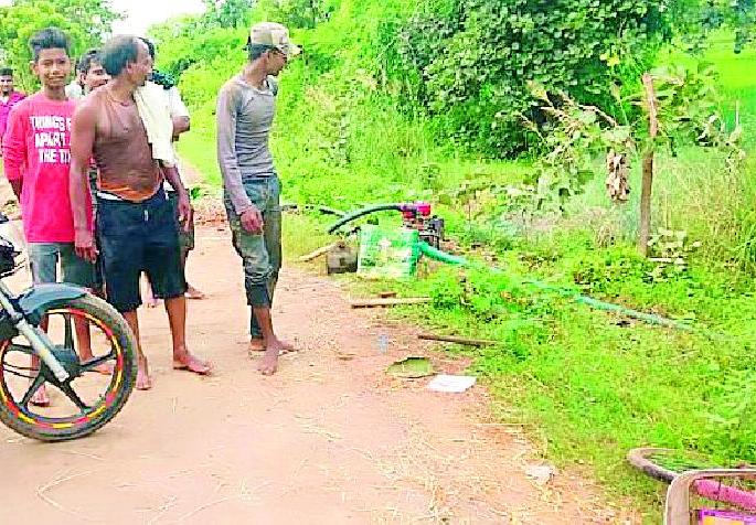 The farmer finds water for planting | रोवणीसाठी शेतकरी मिळेल तिथून शोधतो पाणी The farmer finds water for planting | रोवणीसाठी शेतकरी मिळेल तिथून शोधतो पाणी