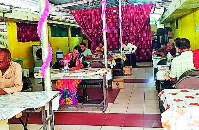 Thousands of people filled their stomachs with Shiva food plate in Kerala | काेराेनात शिवभोजन थाळीने हजारो लोकांचे पोट भरले Thousands of people filled their stomachs with Shiva food plate in Kerala | काेराेनात शिवभोजन थाळीने हजारो लोकांचे पोट भरले