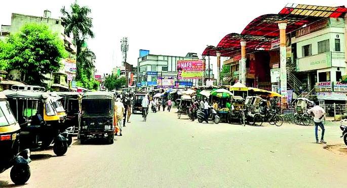 Shops in the street; Endangering the lives of citizens | रस्त्यावर दुकाने; नागरिकांचा जीव धोक्यात