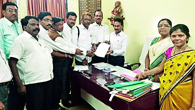 Only after feeding the grains, the school started eating nutrition | धान्य साहित्यांचा पुरवठा करा तरच शालेय पोषण आहार सुरु Only after feeding the grains, the school started eating nutrition | धान्य साहित्यांचा पुरवठा करा तरच शालेय पोषण आहार सुरु